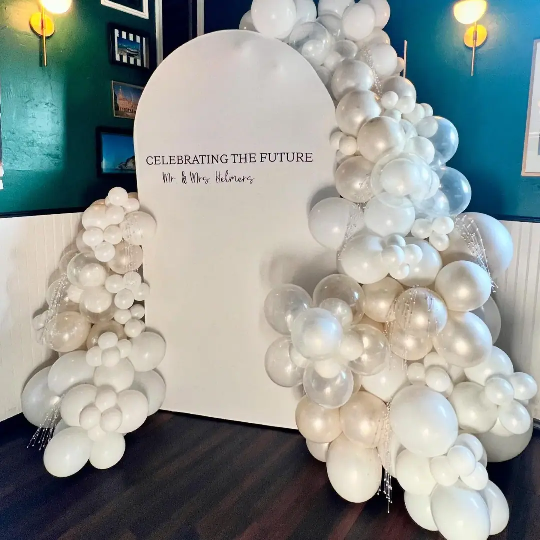 How to Make Balloon Decorations for a Wedding