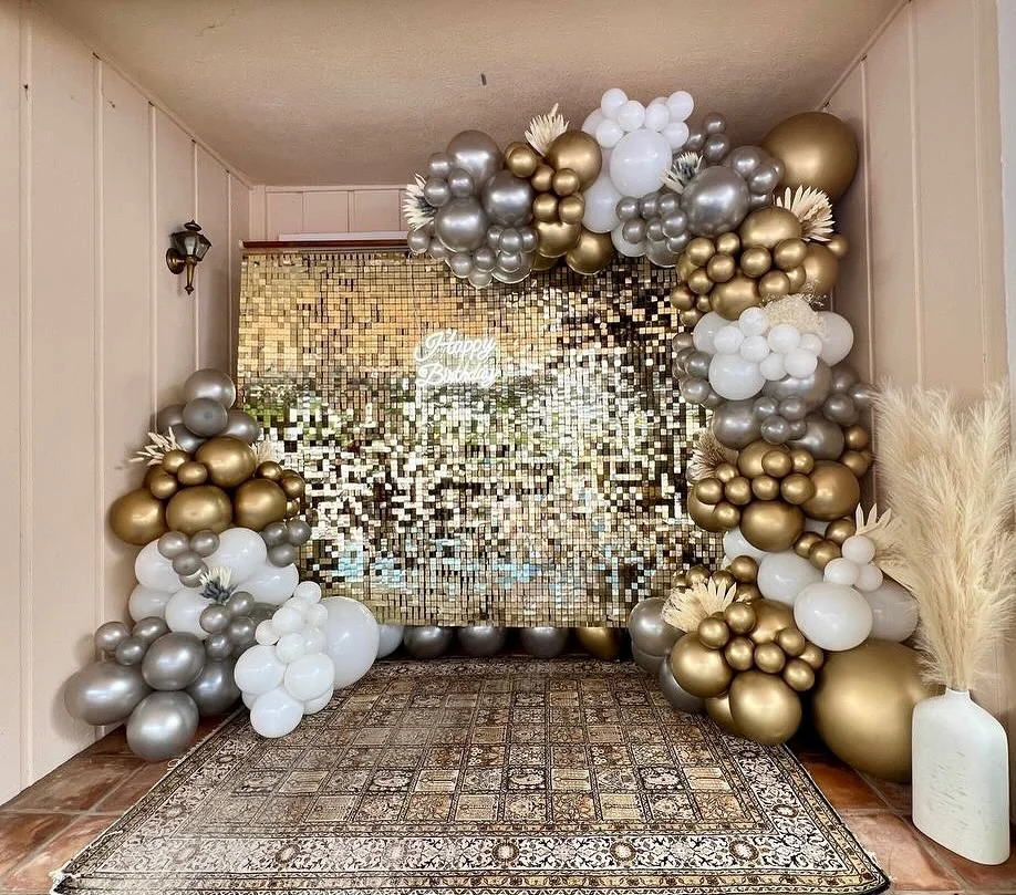 This grand setup transforms any space into a luxurious celebration!